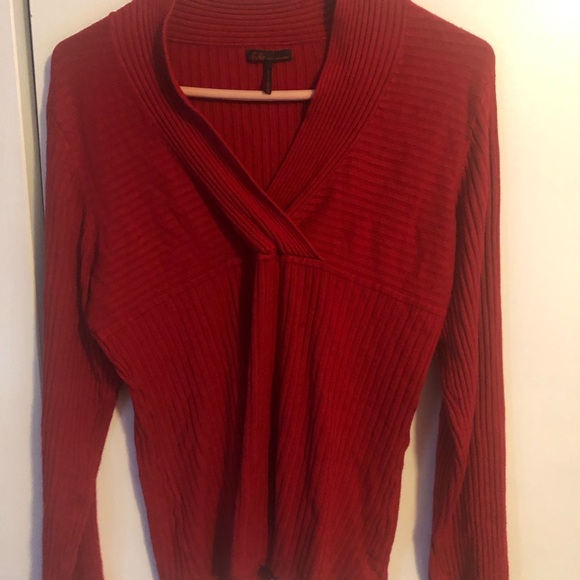 sofia by sofia vergara Sweaters - Red flattering Sofia by Sofia Vergara Red V-Neck Sweater